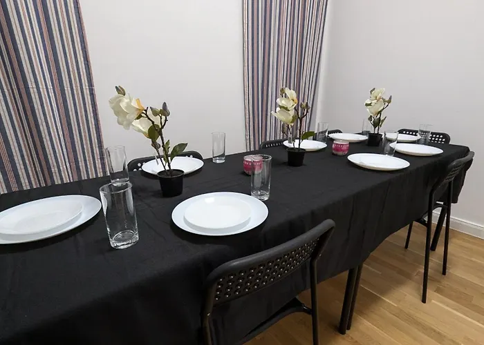 Spacious In A Lively Area Apartment